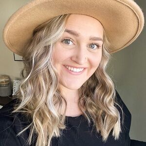 Meet your Posher, Hillary